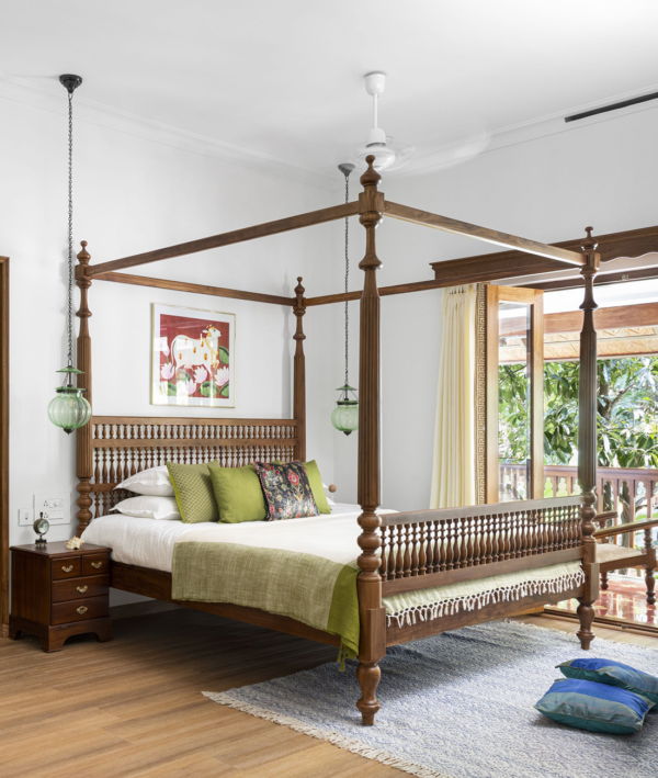 Furnliv Jodhpur Traditional Solid Wood Poster Bed