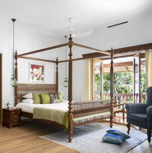 Furnliv Jodhpur Traditional Solid Wood Poster Bed - Image 3